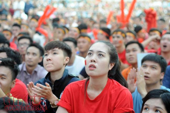 Cổ động viên TP Hồ Chí Minh đội mưa xem U23 Việt Nam ảnh 15